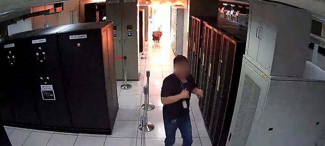 더불어민주당 김성회 의원실에서 제공한 국정자원 전산실 화재 당시 폐쇄회로(CC)TV 영상 갈무리 [연합]