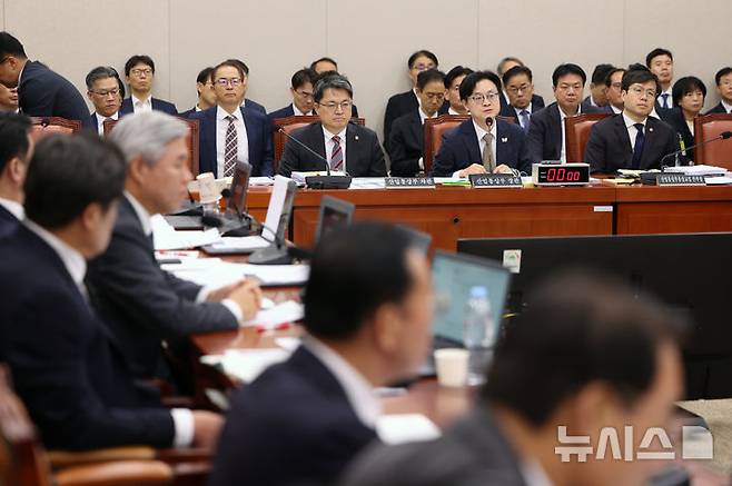 [서울=뉴시스] 김명년 기자 = 김정관 산업통상부 장관이 13일 오전 서울 여의도 국회에서 열린 산업통상자원중소벤처기업위원회 국정감사에서 질의에 답하고 있다. 2025.10.13. kmn@newsis.com