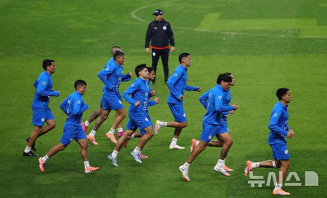 [고양=뉴시스] 김선웅 기자 = 대한민국과 평가전을 앞둔 파라과이 축구대표팀이 13일 경기 고양시 고양종합운동장에서 훈련을 하고 있다. 2025.10.13. mangusta@newsis.com