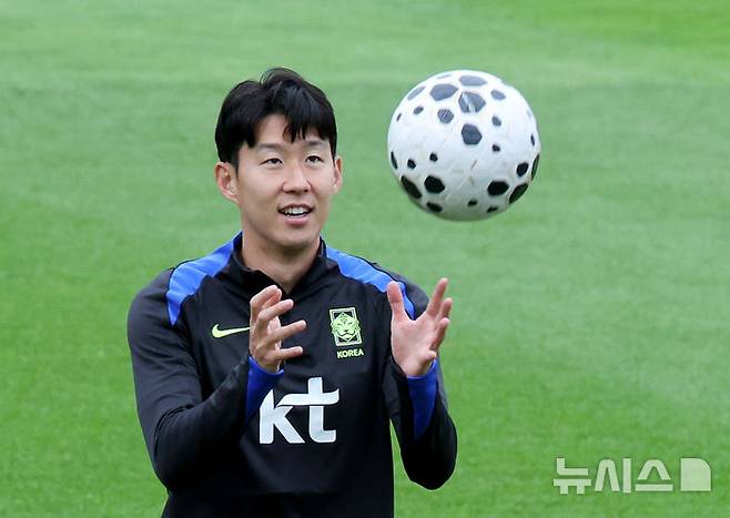 [고양=뉴시스] 김진아 기자 = 대한민국 축구대표팀 손흥민과 선수들이 12일 경기 고양종합운동장 보조구장에서 파라과이전 대비 훈련을 하고 있다. 2025.10.12. bluesoda@newsis.com