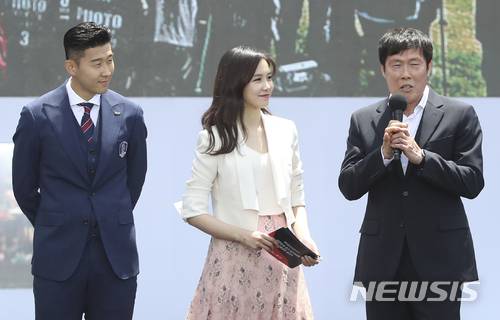 【서울=뉴시스】최진석 기자 = 지난 20188년 5월21일 오후 서울 중구 서울광장에서 열린 '2018 러시아 월드컵 대한민국 축구 대표팀 서울광장 출정식'에서 레전드 차범근(오른쪽) 전 감독이 사회자의 질문에 답하고 있다. 왼쪽은 손흥민.&nbsp;&nbsp; 신태용호는 이날 출정식 뒤 파주 축구대표팀트레이닝센터(NFC)로 이동 담금질에 돌입, 2018 러시아 월드컵을 향한 여정을 시작한다. 2018.05.21. myjs@newsis.com