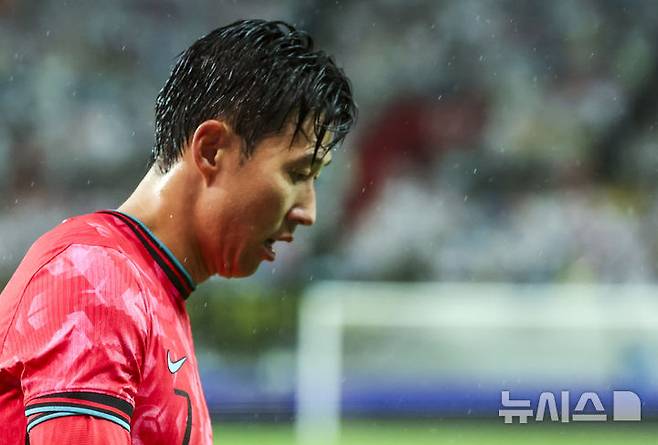 [서울=뉴시스] 황준선 기자 = 10일 서울 마포구 서울월드컵경기장에서 열린 남자 축구 국가대표 10월 A매치 친선전 대한민국과 브라질의 경기, 손흥민이 이동하고 있다. 2025.10.10. hwang@newsis.com