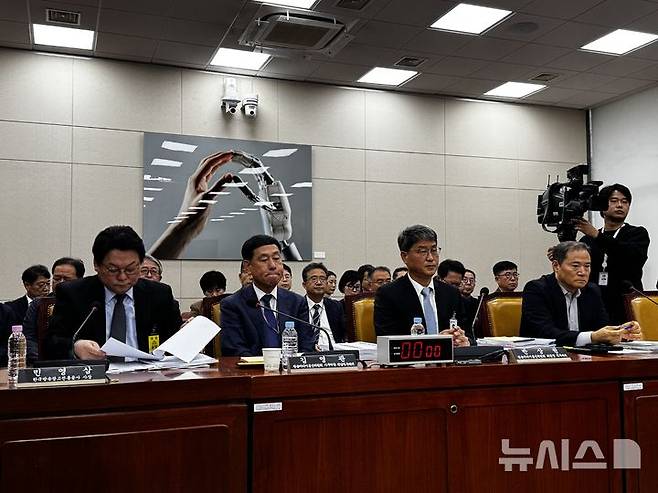 [서울=뉴시스]14일 국회에서 진행된 과학기술정보방송통신위원회의 방송미디어통신위원회 및 산하기관 대상 국정감사에 민영삼 한국방송광고진흥공사 사장, 김영관 방미통위 사무처장 전담직무대리, 반상권 방미통위 위원장 직무대리 겸 대변인, 최철호 시청자미디어재단 이사장(왼쪽부터)이 출석해있다. (사진=심지혜 기자)