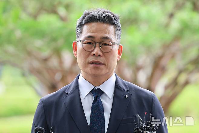 [서울=뉴시스] 권창회 기자 =백해룡 전 영등포경찰서 형사과장(경정)이  임은정 동부지검장과 비공개 면담을 위해 17일 서울 송파구 서울동부지방검찰청으로 들어가며 취재진 질의에 답하고 있다. 2025.07.17. kch0523@newsis.com