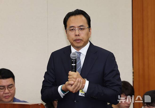 [서울=뉴시스] 배훈식 기자 = 김범석 우아한형제들 대표이사가 14일 오후 서울 여의도 국회에서 열린 정무위원회 국정감사에서 의원 질의에 답변하고 있다. 2025.10.14. dahora83@newsis.com