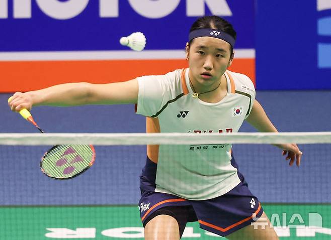 [수원=뉴시스] 황준선 기자 = 안세영이 28일 경기 수원실내체육관에서 열린 2025 세계배드민턴연맹(BWF) 월드 투어 슈퍼 500 코리아오픈 여자 단식 결승전에서 일본 야마구치 아카네와 경기를 치르고 있다. 2025.09.28. hwang@newsis.com