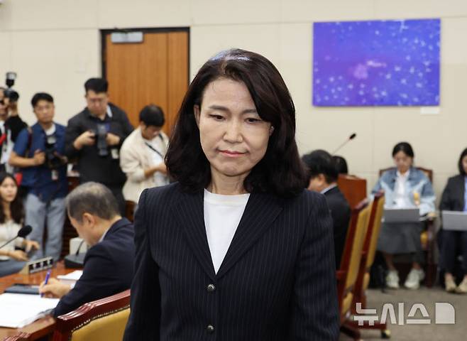 [서울=뉴시스] 김금보 기자 = 이진숙 전 방송통신위원장이 14일 서울 여의도 국회에서 열린 과학기술정보방송통신위원회 국정감사에 증인으로 출석해 의원 질의에 답을 마친 후 자리로 돌어가고 있다. 2025.10.14. kgb@newsis.com