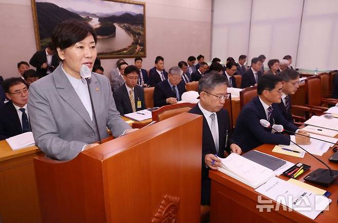 [서울=뉴시스] 조성봉 기자 = 송미령 농림축산식품부 장관이 14일 오전 서울 여의도 국회 농림축산식품해양수산위에서 열린 농림축산식품부 등에 대한 국정감사에서 업무 보고를 하고 있다.2025.10.14. suncho21@newsis.com