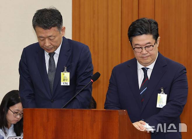 [서울=뉴시스] 배훈식 기자 = 김광일(왼쪽) 홈플러스 대표이사와 김병주 MBK파트너스 회장이 14일 오후 서울 여의도 국회에서 열린 정무위원회 국정감사에서 나란히 증언대 앞에 나와 고개를 숙이고 있다. 2025.10.14. dahora83@newsis.com