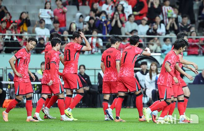 [서울=뉴시스] 이영환 기자 = 14일 오후 서울 마포구 서울월드컵경기장에서 열린 하나은행 초청 축구국가대표팀 친선경기 대한민국과 파라과이의 경기 전반전, 팀의 첫 골을 넣은 대한민국 엄지성과 선수들이 기뻐하고 있다. 2025.10.14. 20hwan@newsis.com