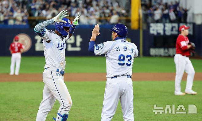 [대구=뉴시스] 이무열 기자 = 14일 대구 수성구 삼성라이온즈파크에서 열린 2025 신한 SOL 뱅크 KBO 포스트시즌 준플레이오프 4차전 SSG 랜더스와 삼성 라이온즈의 경기, 8회말 2사 주자 1루 상황에서 삼성 디아즈가 역전 투런 홈런을 친 뒤 이종욱 코치와 기뻐하고 있다. 2025.10.14. lmy@newsis.com