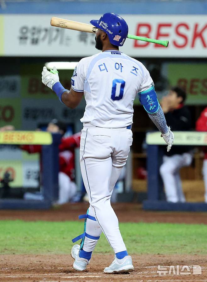 [대구=뉴시스] 이무열 기자 = 14일 대구 수성구 삼성라이온즈파크에서 열린 2025 신한 SOL 뱅크 KBO 포스트시즌 준플레이오프 4차전 SSG 랜더스와 삼성 라이온즈의 경기, 8회말 2사 주자 1루 상황에서 역전 투런 홈런을 치고 있다. 2025.10.14. lmy@newsis.com