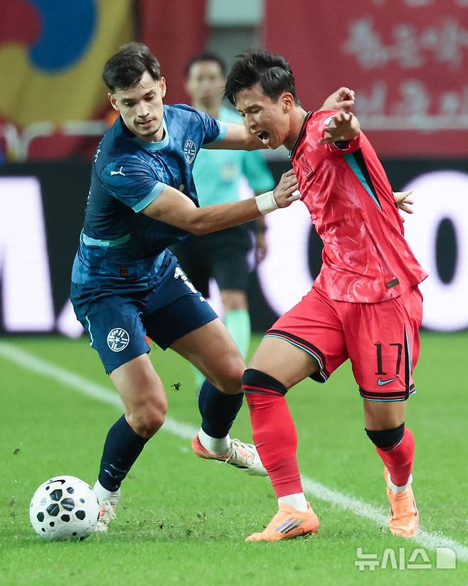 [서울=뉴시스] 이영환 기자 = 14일 오후 서울 마포구 서울월드컵경기장에서 열린 하나은행 초청 축구국가대표팀 친선경기 대한민국과 파라과이의 경기 전반전, 대한민국 엄지성이 볼다툼을 하고 있다. 2025.10.14. 20hwan@newsis.com