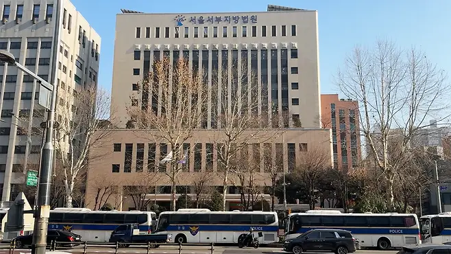 2025년 1월 24일 경찰버스로 차단된 서울서부지방법원 모습.