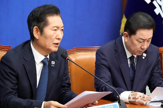 더불어민주당 정청래 대표가 13일 서울 여의도 국회에서 열린 최고위원회의에서 발언을 하고 있다. 윤창원 기자