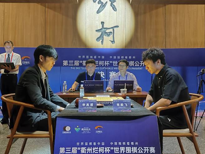 신진서 9단(사진 왼쪽) vs 중국 당이페이 9단. 한국기원 제공