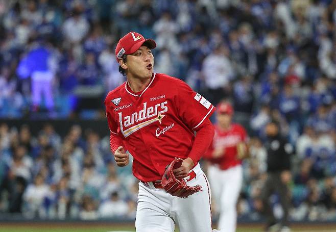 14일 대구 삼성라이온즈파크에서 열린 2025 프로야구 KBO리그 포스트시즌 준플레이오프 4차전 SSG 랜더스와 삼성 라이온즈의 경기. SSG 선발 투수 김광현이 삼진을 잡고 밝게 웃고 있다. 연합뉴스