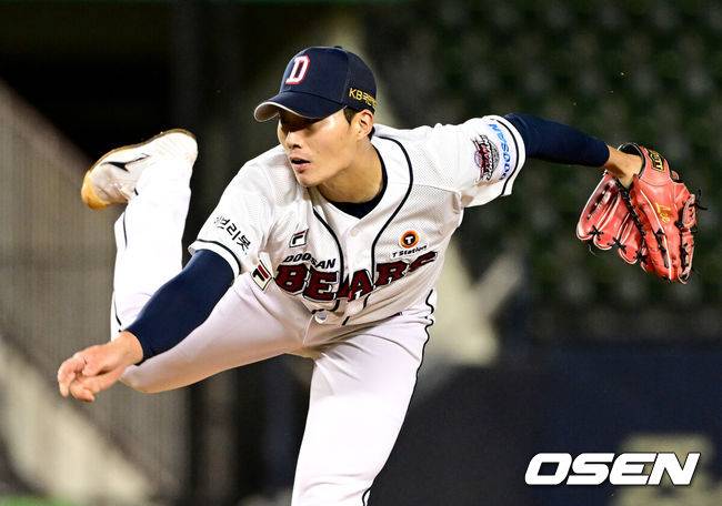 [OSEN=잠실, 최규한 기자] 6일 서울 잠실야구장에서 ‘2022 신한은행 SOL KBO리그’ 두산 베어스와 삼성 라이온즈의 경기가 열렸다. 7회초 마운드에 오른 두산 투수 이승진이 힘차게 공을 뿌리고 있다. 2022.10.06 / dreamer@osen.co.kr