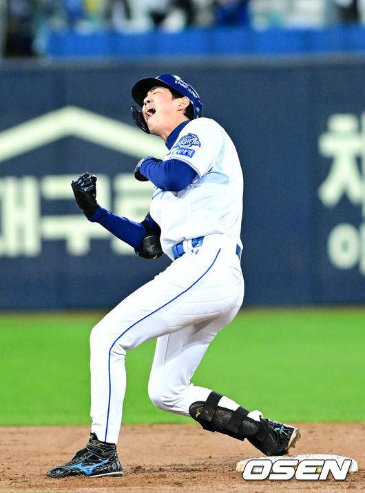 [OSEN=대구, 최규한 기자] 13일 대구 삼성라이온즈파크에서 ‘2025 신한 SOL뱅크 KBO리그’ 준플레이오프(5전 3선승제) 3차전 삼성 라이온즈와 SSG 랜더스의 경기가 열렸다.삼성은 원태인, 방문팀 SSG은 드류 앤더슨을 선발로 내세웠다.3회말 2사 2루 상황 삼성 구자욱이 달아나는 1타점 2루타를 날리고 2루에 안착해 포효하고 있다. 2025.10.13 / dreamer@osen.co.kr