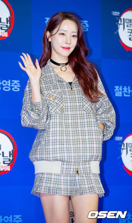 [OSEN=민경훈 기자] 30일 오후 서울 용산아이파크몰 내 용산 CGV에서 영화 '극장판 귀멸의 칼날: 무한성편' 레드카펫 포토월 행사가 진행됐다.이날 '극장판 귀멸의 칼날: 무한성편'의 성우 하나에 나츠키(탄지로 역), 시모노 히로(젠이츠 역)와 국내 스타 셀럽들이 참석해 자리를 빛냈다.가수 고우리가 입장하며 포즈를 취하고 있다. 2025.08.30 / rumi@osen.co.kr