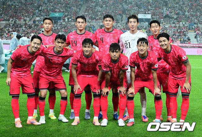 [OSEN=서울월드컵경기장, 지형준 기자] 세계의 벽은 높았다. 결과는 0-5 대패였다.홍명보&nbsp;감독이 이끄는 대한민국 남자 축구 국가대표팀은 10일 서울월드컵경기장에서 '세계 최강' 브라질을&nbsp;상대로 A매치&nbsp;평가전을 치러&nbsp;이스테방(첼시)과 호드리구(레알 마드리드)에게 나란히 2골을 허용하면서 0-5로 대패했다.한국 손흥민이 선발 출전하며 대한민국 남자 축구대표팀 최다 출장 기록을 새로 썼다. A매치 통산 출전 수는 137경기.경기에 앞서 한국 베스트 11 선수들이 포즈를 취하고 있다. 2025.10.10 /jpnews@osen.co.kr