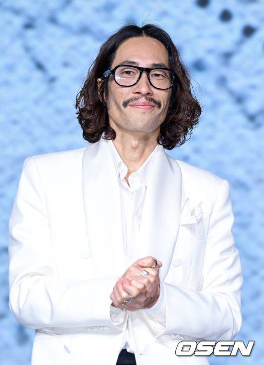 [OSEN=조은정 기자]넷플릭스 영화 '굿뉴스' 제작보고회가 14일 서울 종로구 JW 메리어트 동대문 스퀘어에서 열렸다.'굿뉴스'는 1970년 일본 '요도호 사건'이라 불리는 일본항공 351편 공중 납치 사건을 모티브로 한 영화로, 오는 10월 17일 넷플릭스에서 공개된다.배우 류승범이 포즈를 취하고 있다. 2025.10.14 /cej@osen.co.kr