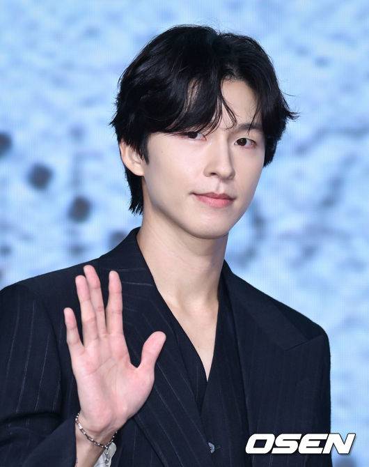 [OSEN=조은정 기자]넷플릭스 영화 '굿뉴스' 제작보고회가 14일 서울 종로구 JW 메리어트 동대문 스퀘어에서 열렸다.'굿뉴스'는 1970년 일본 '요도호 사건'이라 불리는 일본항공 351편 공중 납치 사건을 모티브로 한 영화로, 오는 10월 17일 넷플릭스에서 공개된다.배우 홍경이 포즈를 취하고 있다. 2025.10.14 /cej@osen.co.kr