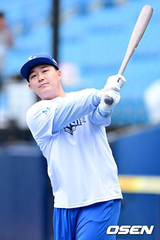 [OSEN=대구, 최규한 기자] 14일 대구 삼성라이온즈파크에서 ‘2025 신한 SOL뱅크 KBO리그’ 준플레이오프(5전 3선승제) 4차전 삼성 라이온즈와 SSG 랜더스의 경기가 열린다.삼성은 아리엘 후라도, SSG는 김광현을 선발로 내세운다.경기를 앞두고 삼성 전병우가 타격 훈련을 펼치고 있다. 2025.10.14 / dreamer@osen.co.kr