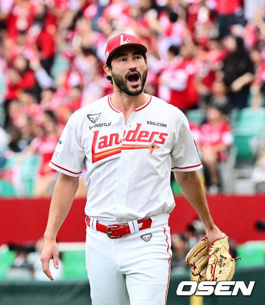 [OSEN=인천, 지형준 기자] 9일 인천 SSG랜더스필드에서 2025 신한 SOL뱅크 KBO리그 준플레이오프(5전 3선승제) 1차전 SSG 랜더스와 삼성 라이온즈의 경기가 열렸다.SSG은 화이트, 삼성은 최원태를 선발 투수로 내세웠다.2회초 1사 1,2루에서 SSG 최지훈이 삼성 이재현의 안타성 타구를 처리하자 화이트가 기뻐하고 있다. 2025.10.09 /jpnews@osen.co.kr