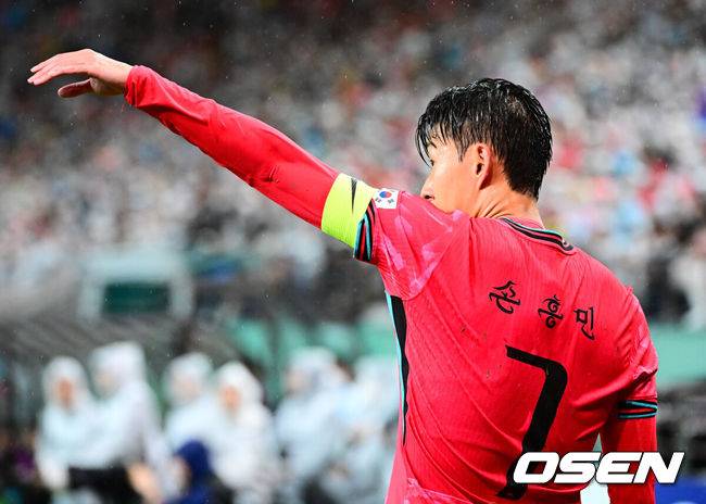 [OSEN=서울월드컵경기장, 지형준 기자] 홍명보 감독이 이끄는 대한민국 대표팀은 10일 오후 서울월드컵경기장에서 '세계 최강' 브라질과 A매치 평가전을 가졌다.한국이 브라질을 상대로 마지막으로 웃은 건 1999년 3월 28일이었다. 당시 잠실에서 열린 친선경기에서 김도훈의 결승골로 1-0 승리를 거뒀다. 다만, 그 승리가 마지막이었다. 한국은 브라질을 상대로 1승 1무 8패에 그쳤다. 브라질과의 이번 경기는 단순한 친선전이 아닌, 2026 북중미 월드컵을 향한 본격적인 시험대다. 후반 한국 손흥민이 코너킥을 시도하고 있다. 2025.10.10 /jpnews@osen.co.kr