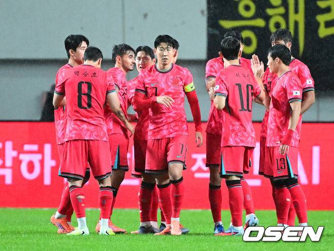 [OSEN=서울월드컵경기장, 지형준 기자] 홍명보 감독이 이끄는 대한민국 대표팀은 10일 오후 서울월드컵경기장에서 '세계 최강' 브라질과 A매치 평가전을 가졌다.한국이 브라질을 상대로 마지막으로 웃은 건 1999년 3월 28일이었다. 당시 잠실에서 열린 친선경기에서 김도훈의 결승골로 1-0 승리를 거뒀다. 다만, 그 승리가 마지막이었다. 한국은 브라질을 상대로 1승 1무 8패에 그쳤다. 브라질과의 이번 경기는 단순한 친선전이 아닌, 2026 북중미 월드컵을 향한 본격적인 시험대다.&nbsp;후반전에 앞서 한국 손흥민이 동료들과 파이팅을 외치고 있다. 2025.10.10 /jpnews@osen.co.kr