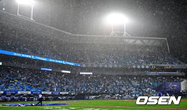 [OSEN=대구, 최규한 기자] 13일 대구 삼성라이온즈파크에서 ‘2025 신한 SOL뱅크 KBO리그’ 준플레이오프(5전 3선승제) 3차전 삼성 라이온즈와 SSG 랜더스의 경기가 열렸다.삼성은 원태인, 방문팀 SSG은 드류 앤더슨을 선발로 내세웠다.1회말 무사 삼성 김지찬 타석 때 폭우로 우천 중단이 선언됐다. 그라운드에 방수포를 까는 삼성 그라운드 키퍼들. 2025.10.13 / dreamer@osen.co.kr