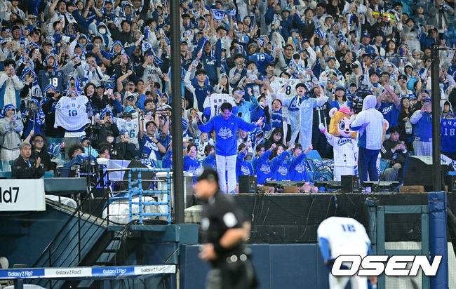 [OSEN=대구, 최규한 기자] 13일 대구 삼성라이온즈파크에서 ‘2025 신한 SOL뱅크 KBO리그’ 준플레이오프(5전 3선승제) 3차전 삼성 라이온즈와 SSG 랜더스의 경기가 열렸다.삼성은 원태인, 방문팀 SSG은 드류 앤더슨을 선발로 내세웠다.7회초 2사 주자없는 상황 삼성 선발 원태인이 마운드를 내려가며 관중석을 향해 허리 숙여 인사하고 있다. 2025.10.13 / dreamer@osen.co.kr