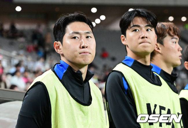 [OSEN=서울월드컵경기장, 조은정 기자]홍명보 감독이 이끄는 대한민국 대표팀과 파라과이의 A매치 평가전이 14일 오후 서울월드컵경기장에서 열렸다.'남미 강호' 파라과이는 지난 10일 일본 원정에서 2-2 무승부를 거두고 온 팀이다. 이번 경기는 홍명보호의 2026 북중미 월드컵 포트 배정을 두고도 중요한 일전이다.&nbsp;현재 한국은 오스트리아, 호주, 에콰도르와 치열한&nbsp;포트 2 막차 경쟁을 벌이고 있다.경기 전 데한민국 이강인이 그라운드를 바라보고 있다. 2025.10.14 /cej@osen.co.kr