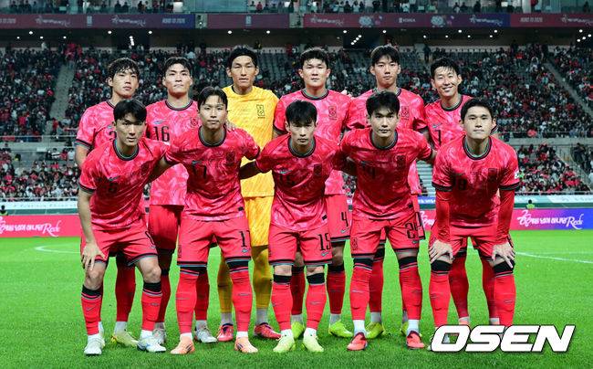 [OSEN=서울월드컵경기장, 조은정 기자]홍명보 감독이 이끄는 대한민국 대표팀과 파라과이의 A매치 평가전이 14일 오후 서울월드컵경기장에서 열렸다.'남미 강호' 파라과이는 지난 10일 일본 원정에서 2-2 무승부를 거두고 온 팀이다. 이번 경기는 홍명보호의 2026 북중미 월드컵 포트 배정을 두고도 중요한 일전이다.&nbsp;현재 한국은 오스트리아, 호주, 에콰도르와 치열한&nbsp;포트 2 막차 경쟁을 벌이고 있다.대한민국 베스트11이 포즈를 취하고 있다. 2025.10.14 /cej@osen.co.kr