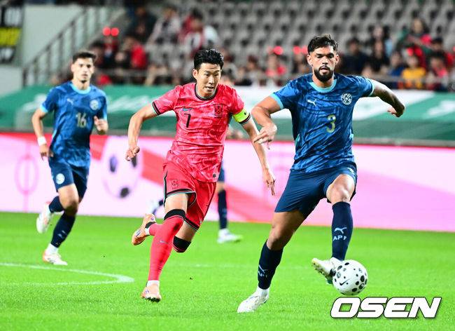 [OSEN=서울월드컵경기장, 지형준 기자]홍명보 감독이 이끄는 대한민국 대표팀과 파라과이의 A매치 평가전이 14일 오후 서울월드컵경기장에서 열렸다.'남미 강호' 파라과이는 지난 10일 일본 원정에서 2-2 무승부를 거두고 온 팀이다. 이번 경기는 홍명보호의 2026 북중미 월드컵 포트 배정을 두고도 중요한 일전이다.&nbsp;현재 한국은 오스트리아, 호주, 에콰도르와 치열한&nbsp;포트 2 막차 경쟁을 벌이고 있다.전반 한국 손흥민이 파라과이 수비수를 압박하고 있다. 2025.10.14. /jpnews@osen.co.kr