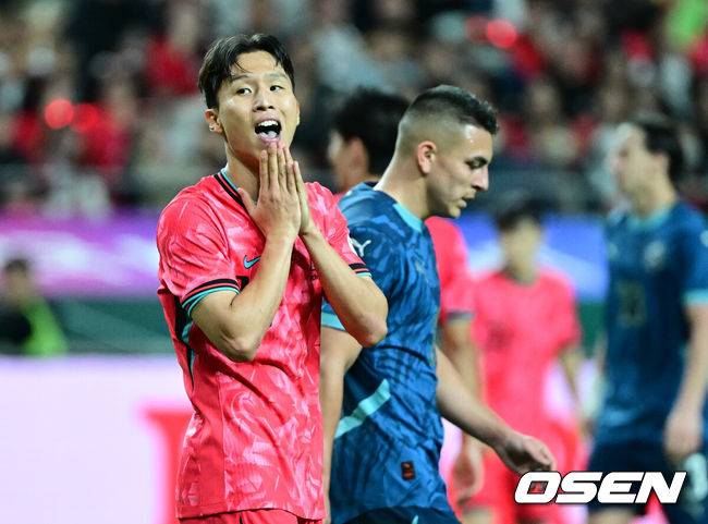 [OSEN=서울월드컵경기장, 조은정 기자]홍명보 감독이 이끄는 대한민국 대표팀과 파라과이의 A매치 평가전이 14일 오후 서울월드컵경기장에서 열렸다.'남미 강호' 파라과이는 지난 10일 일본 원정에서 2-2 무승부를 거두고 온 팀이다. 이번 경기는 홍명보호의 2026 북중미 월드컵 포트 배정을 두고도 중요한 일전이다.&nbsp;현재 한국은 오스트리아, 호주, 에콰도르와 치열한&nbsp;포트 2 막차 경쟁을 벌이고 있다.후반 대한민국 엄지성이 슛이 들어가지 않자 아쉬워하고 있다. 2025.10.14 /cej@osen.co.kr