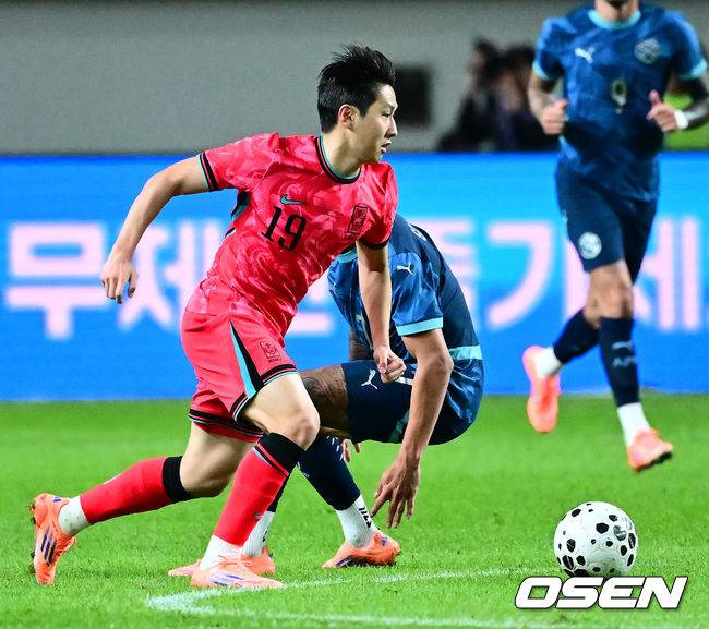 [OSEN=서울월드컵경기장, 지형준 기자]홍명보 감독이 이끄는 대한민국 대표팀과 파라과이의 A매치 평가전이 14일 오후 서울월드컵경기장에서 열렸다.'남미 강호' 파라과이는 지난 10일 일본 원정에서 2-2 무승부를 거두고 온 팀이다. 이번 경기는 홍명보호의 2026 북중미 월드컵 포트 배정을 두고도 중요한 일전이다.&nbsp;현재 한국은 오스트리아, 호주, 에콰도르와 치열한&nbsp;포트 2 막차 경쟁을 벌이고 있다.후반 한국 이강인이 드리블을 하고 있다. 2025.10.14. /jpnews@osen.co.kr