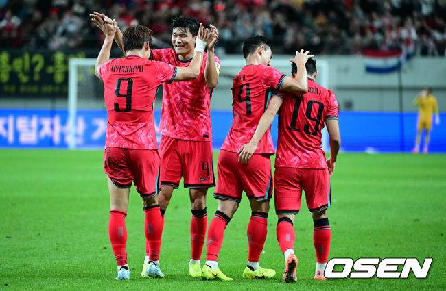 [OSEN=서울월드컵경기장, 조은정 기자]홍명보 감독이 이끄는 대한민국 대표팀과 파라과이의 A매치 평가전이 14일 오후 서울월드컵경기장에서 열렸다.'남미 강호' 파라과이는 지난 10일 일본 원정에서 2-2 무승부를 거두고 온 팀이다. 이번 경기는 홍명보호의 2026 북중미 월드컵 포트 배정을 두고도 중요한 일전이다.&nbsp;현재 한국은 오스트리아, 호주, 에콰도르와 치열한&nbsp;포트 2 막차 경쟁을 벌이고 있다.대한민국의 두 번째 골을 넣은 오현규가 기뻐하고(9번) 있다. 2025.10.14 /cej@osen.co.kr