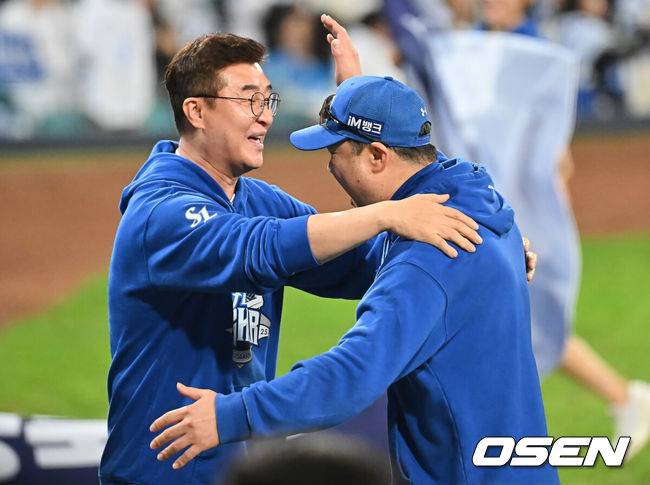 [OSEN=대구, 이석우 기자] 삼성 라이온즈가 14일 대구 삼성라이온즈파크에서 열린 2025 신한 SOL뱅크 KBO 준플레이오프 4차전 경기에서 SSG 랜더스를 꺾고 플레이오프에 진출했다.  삼성은 후라도의 7이닝 무실점 호투와 디아즈의 극적인 쐐기 2점 홈런을 앞세워 SSG에 5-2로 승리했다.삼성 라이온즈 박진만 감독이 플레이오프 진출을 확정 짓고 이종열 단장과 기쁨을 나누고 있다. 2025.10.14 / foto0307@osen.co.kr