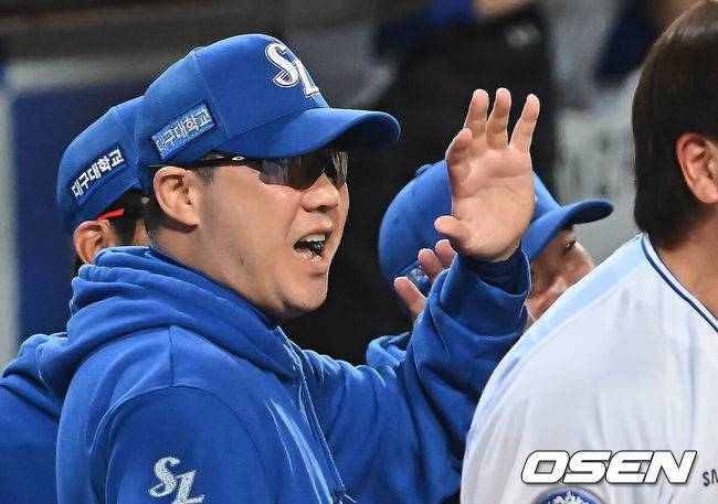 [OSEN=대구, 이석우 기자] 14일 대구 삼성라이온즈파크에서 2025 신한 SOL뱅크 KBO 준플레이오프 삼성 라이온즈와 SSG 랜더스의 4차전 경기가 열렸다. 홈팀 삼성은 후라도가, 방문팀 SSG는 김광현이 선발 투수로 출전했다.삼성 라이온즈 박진만 감독이 8회말 2사 1루 우월 2점 홈런을 친 디아즈와 포효하고 있다. 2025.10.14 / foto0307@osen.co.kr