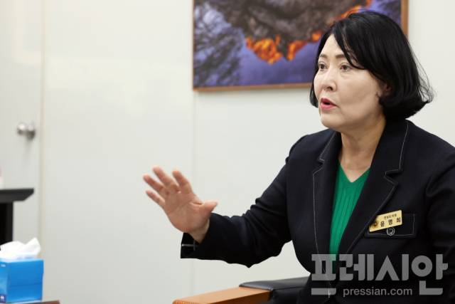 ▲내년 장흥군수 선거에 도전장을 낸 윤명희 전남도의원이 프레시안과 인터뷰를 하고 있다.2025.10.04ⓒ프레시안(박아론)