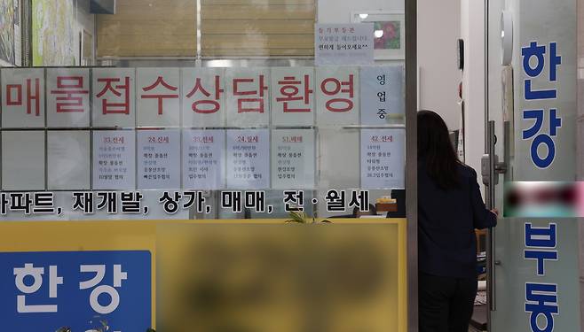 부동산 중개업소에 걸린 매물 안내문. 최근 다주택자 사이에서 ‘팔까, 물려줄까’를 두고 상담이 잦다. 연합뉴스