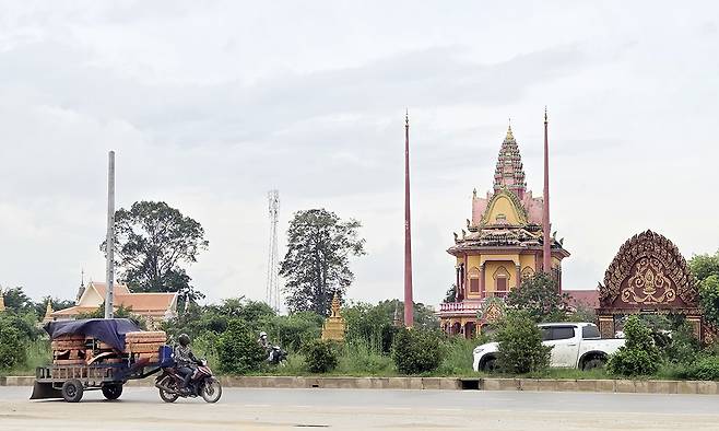 14일(현지시간) 캄보디아 수도 프놈펜 인근 도로 모습. 연합뉴스