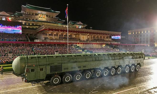 북한이 지난주 열병식에서 공개한 대륙간탄도미사일(ICBM) 화성-20형. 노동신문·뉴스1