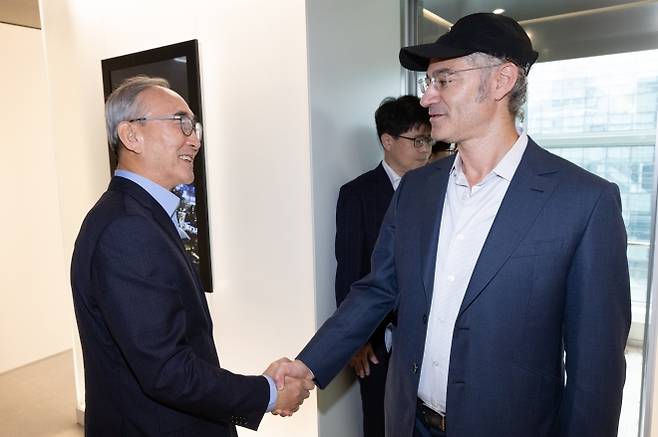 김영섭 대표와 알렉스 카프 팔란티어 CEO. KT 제공