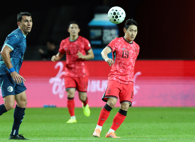 한국 축구 국가대표 이강인이 14일 서울월드컵경기장에서 열린 파라과이와의 평가전에서 스루패스로 오현규의 추가 골을 돕고 있다. 뉴스1