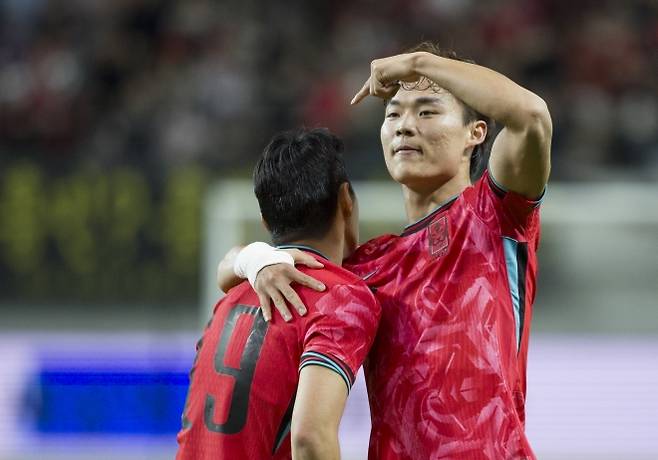 한국 축구 국가대표 오현규가 14일 서울월드컵경기장에서 열린 파라과이와의 평가전에서 골을 넣은 뒤 도움을 기록한 이강인을 치켜세우고 있다. 뉴시스