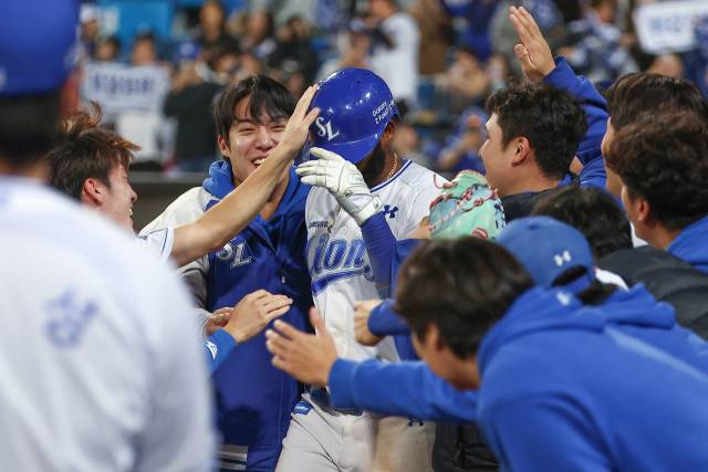 14일 대구 삼성라이온즈파크에서 열린 2025 KBO 프로야구 포스트시즌 준플레이오프 4차전 SSG 랜더스와 삼성 라이온즈의 경기. 8회말 2사 1루 삼성 디아즈가 투런 홈런을 친 뒤 더그아웃에서 환영받고 있다. 2025.10.14. 연합뉴스
