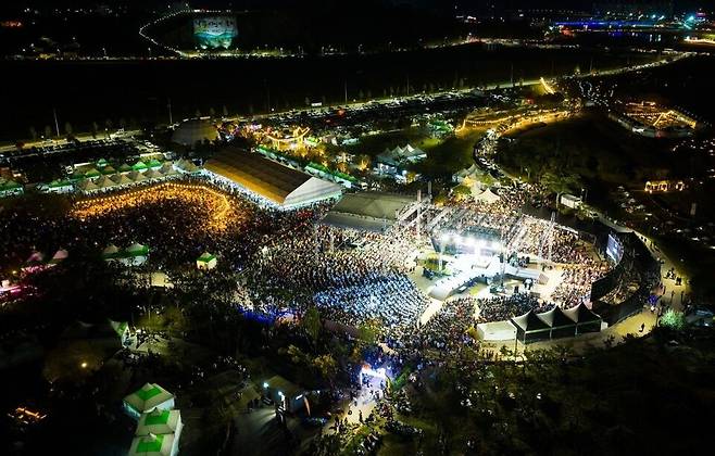 화전남 나주영산강축제가 두 마리 토끼를 잡았다. 역대 최대 관광객 수를 기록한 흥행 뿐 만 아니라 완성도 높은 기획으로 모두 유의미한 성과를 거둔 것으로 확인됐기 때문이다. 올해 '나주영산강축제'는 지역의 문화 자산과 산업, 시민참여를 유기적으로 결합해 단순한 행사를 넘어선 '지역문화 플랫폼'으로 거듭났다는 평가다. 영산강정원에 마련된 축제장 ⓒ나주시